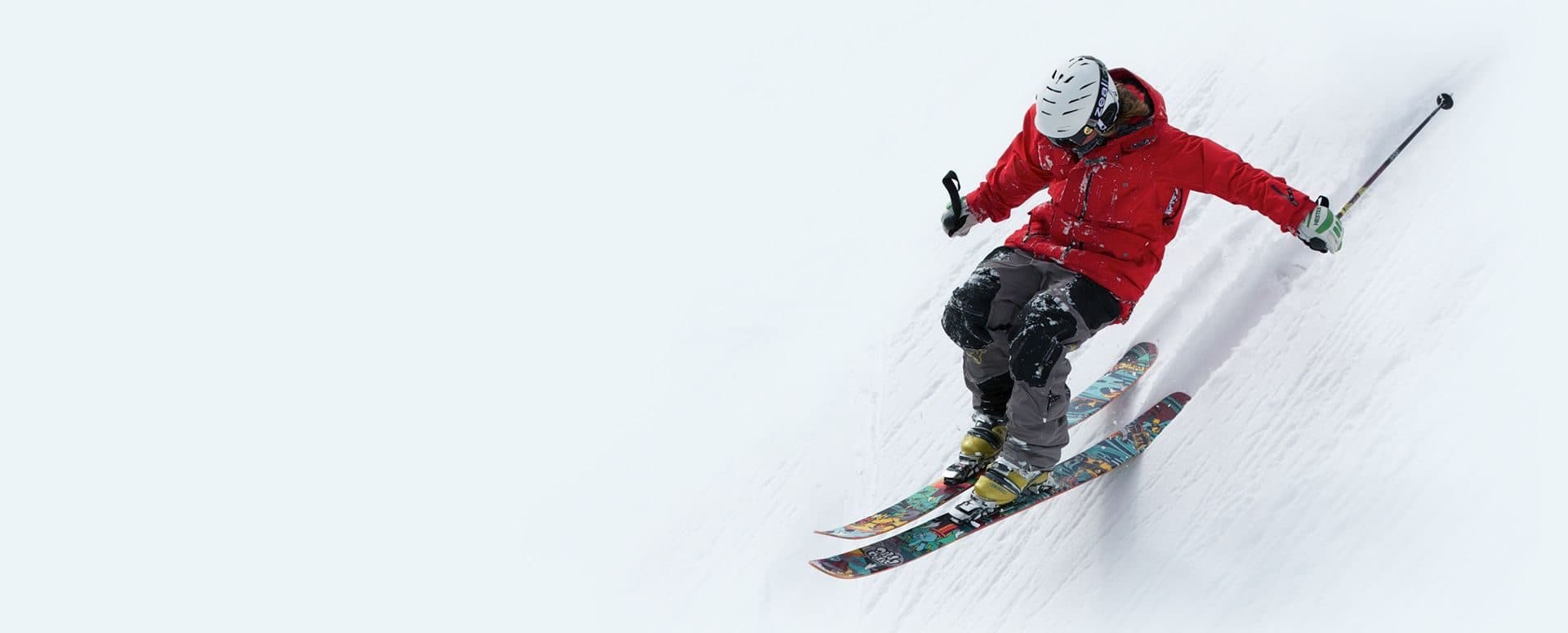 Sciatore in neve fresca a Sappada
