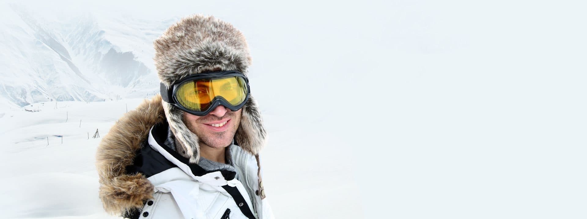 Sciatore con occhiali da sole sulle piste di Sappada